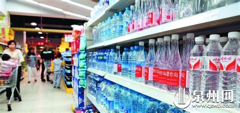 瓶装水种类多消费者挑花眼 饮用水新国标将出炉 - 城事要闻 - 东南网泉州频道