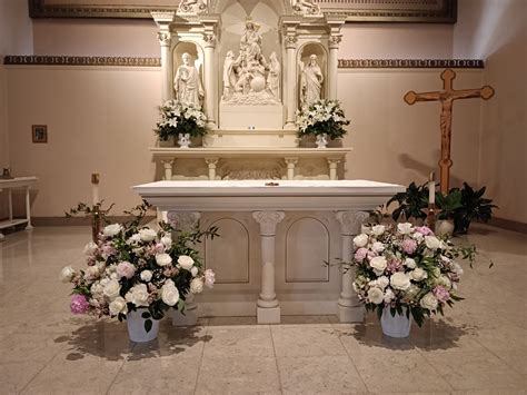 White wedding altar flowers | Honestweddingadvice.com