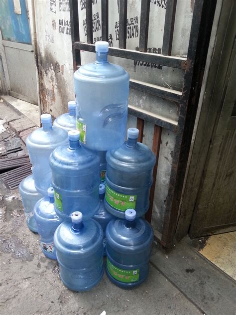 假冒桶装水是如何炼成的？原装水桶装入自来水售价翻番 | 北晚新视觉