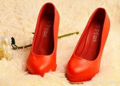 梦见红鞋是什么意思预兆 - 梦见穿红鞋 - 原版周公解梦大全