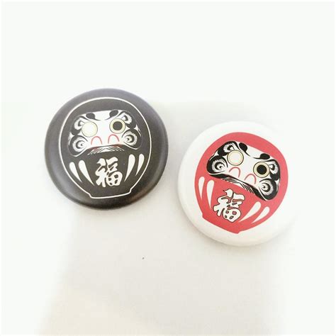 達磨缶バッジ DARUMA Button Badges by 四六三 | GRYPHON.jp