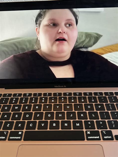 my macbook has been frozen on her face for 6 minutes🥲 : r/Amberverse_