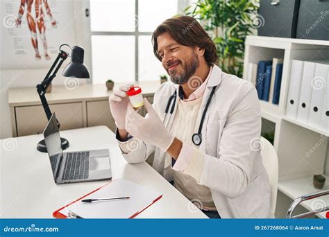 Paciente entregando muestra de orina para análisis médico