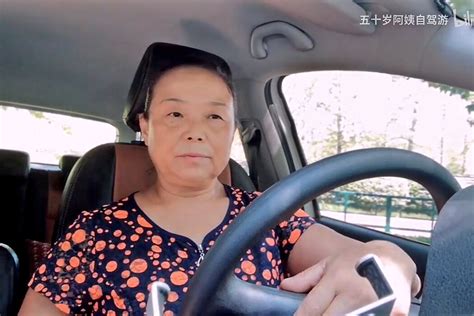 离家出走自驾游，56岁的她成为中国女权主义偶像 - 纽约时报中文网