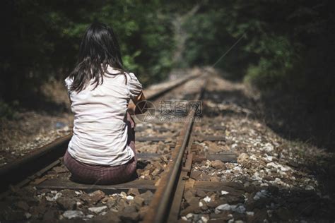 妇女坐在铁路上高清图片下载-正版图片303318154-摄图网