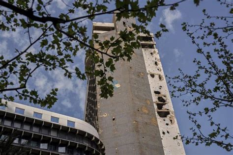 Bullet-Riddled Bus 的图像结果