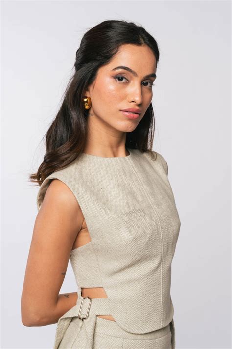 BUCKLED CREME TOP – Musk Have