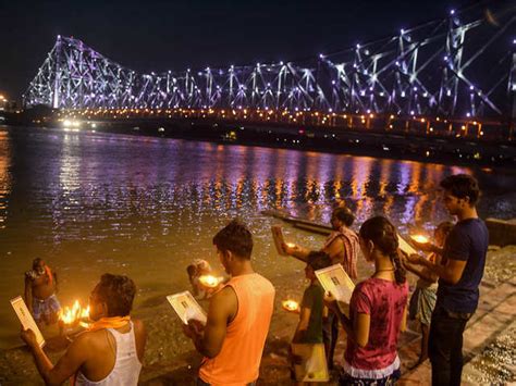 UNESCO's International Day of Light - Howrah bridge lights up for ...