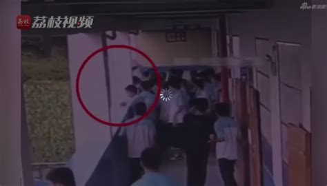 浙江女中学生被同学轮流扇耳光续：校长被处分_央广网