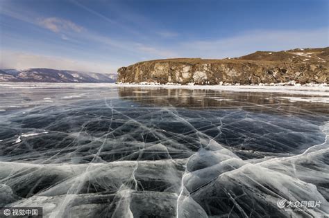 俄罗斯贝加尔湖冰层崩裂数百米 冰封世界宛如科幻大片_聚焦_大众网