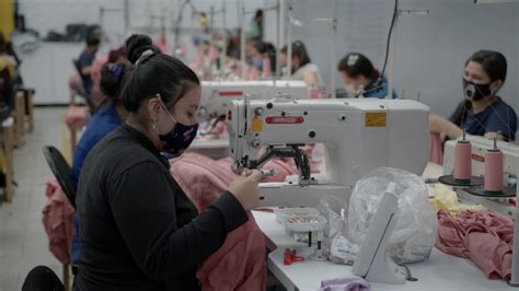 在纺织工厂的缝纫工场工作的体力女工都戴着防护口罩—高清视频下载、购买_视觉中国视频素材中心