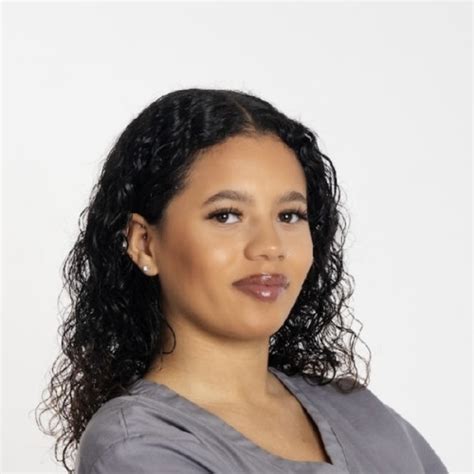 Nyela - Aesthetics teacher - ₹2364/h