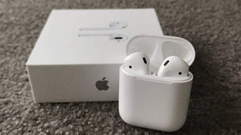 Les écouteurs sans fil Apple AirPods 2 avec le boitier de rechargement ...