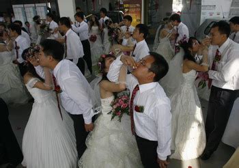集体婚礼,新娘抱新郎比赛-黄兴能-搜狐博客