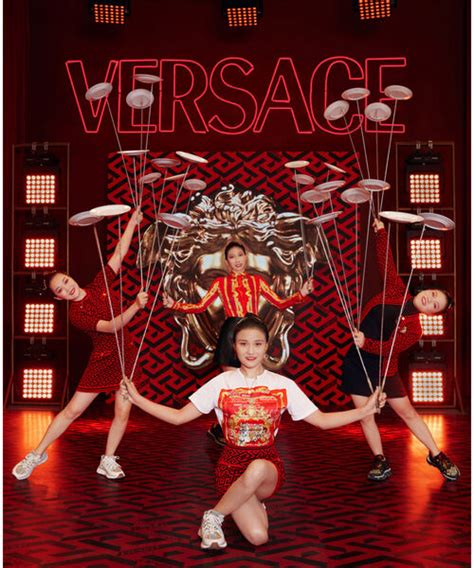 Advertising Campaigns : news and updates on the luxury House | VERSACE