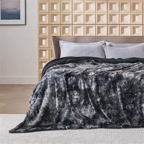 Bedsure Fuzzy Blanket Queen Size - Black, Soft and Comfy Sherpa, Plush ...