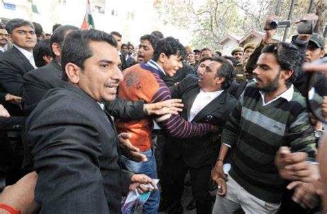 Mumbai lawyers condemn attack on journalists, JNU students