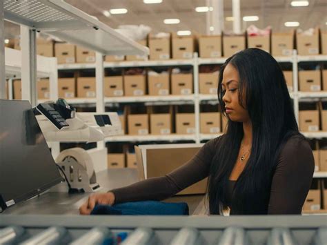 Aritzia Return Policy: It's a Little Tricky, But We'll Show You How it ...