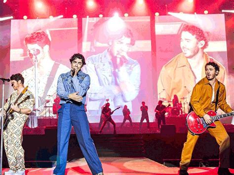 The Jonas Brothers perform for the first time in India | જોનસ બ્રધર્સે ...