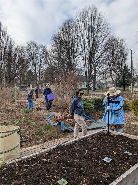 Volunteer Opportunities — Louisville Nature Center
