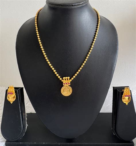 Gold tone pink stone lakshmi coin necklace set dj-51679 – dreamjwell