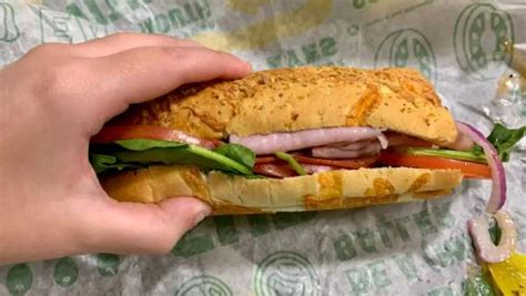 Subway சான்ட்விட்ச்-ல் இதெல்லாம் கூட இருக்குமா.. அதிர்ச்சியான UK பெண் ...