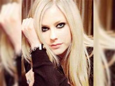 Avril Lavigne is obsessed with black eyeliner
