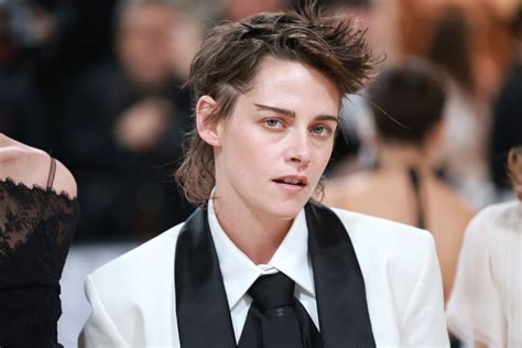 Kristen Stewart kam ungeschminkt zur Met Gala 2023, und doch schauten ...