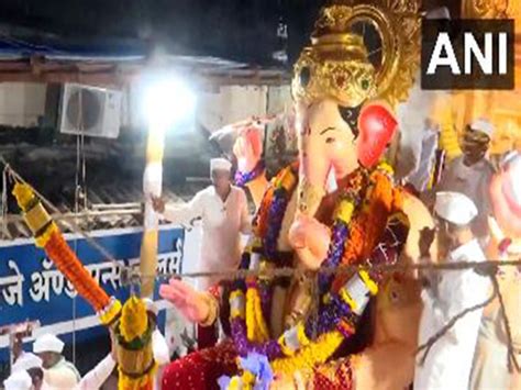 Mumbai: Lalbaugcha Raja's Lord Ganesh idol immersion procession begins