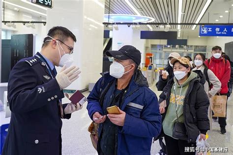 济南起步区公安分局出入境接待大厅发出第一本出入境证件_腾讯新闻