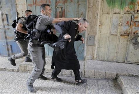 Israeli police clash with Palestinians in Jerusalem - Photos,Images ...