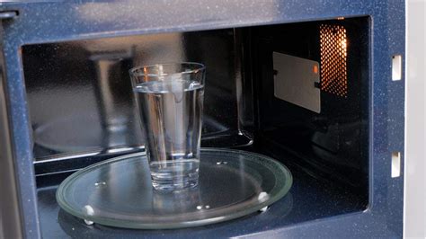 Lo has hecho mil veces y no lo sabías: el error al calentar agua en el ...