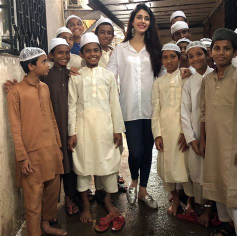 Meet the talented & gorgeous Bollywood actress Warina Hussain... Pics ...