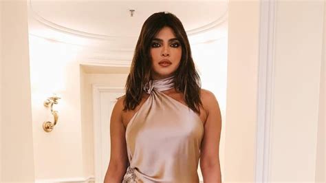 Priyanka Chopra in halter neck backless dress turns sexy diva for Pre ...