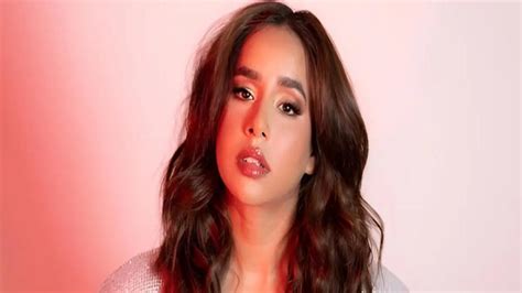 कौन हैं सुनंदा शर्मा, जिनका फैन को गले लगाने वाला वीडियो हुआ वायरल