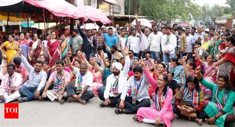 MNS, residents hold rasta roko against bad roads, waste pile-up ...