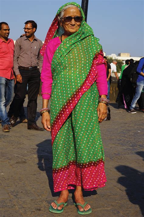 A photographer captures the uniqueness of the South Asian aunty