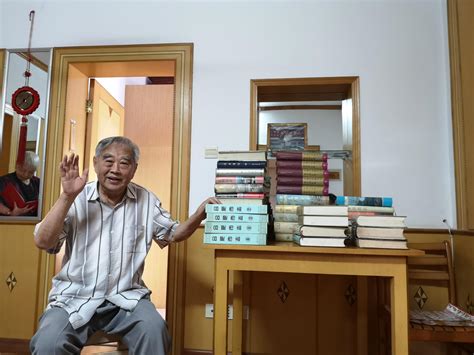 文学院退休教师孟庆惠先生向学院捐赠图书-校友工作办公室