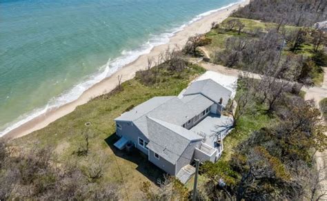 समुद्र में गिरने की चेतावनी के बावजूद शख्स ने ढहती चट्टान पर खरीदा 3 ...