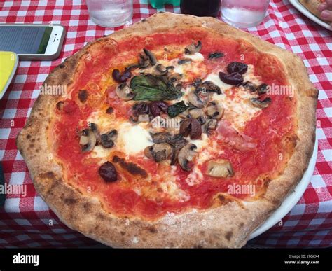 Napoli pizza hi-res stock photography and images - Alamy