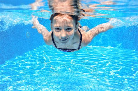 孩子在水下游泳池里游泳快乐活泼的女孩在水-包图企业站
