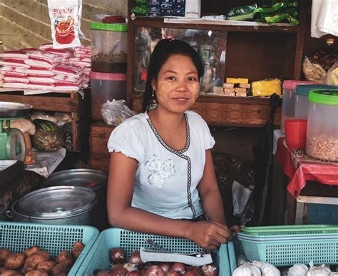 Mynmar Local People 的图像结果