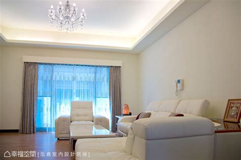 公共區域連結了客廳與起居室，無形中放大了坪效。 | Living room interior, Home, Home deco