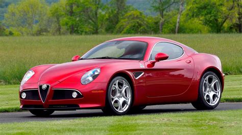 Alfa Romeo 8C Competizione: Historia, wersje, plusy i minusy, dane techniczne