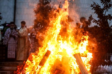 Serbia celebrates Christmas Eve; Yule Log lit in front of St Sava ...