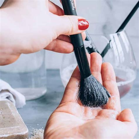 How To Use Clean Makeup Brushes