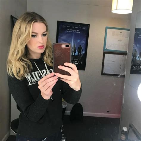 Barbara Dunkelman - Clean Mirror Selfie | Scrolller