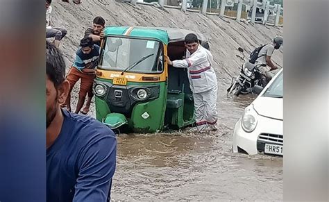 पुलिस - आपके लिए, आपके साथ : भारी बरसात में पानी में फंसे वाहनों को ...