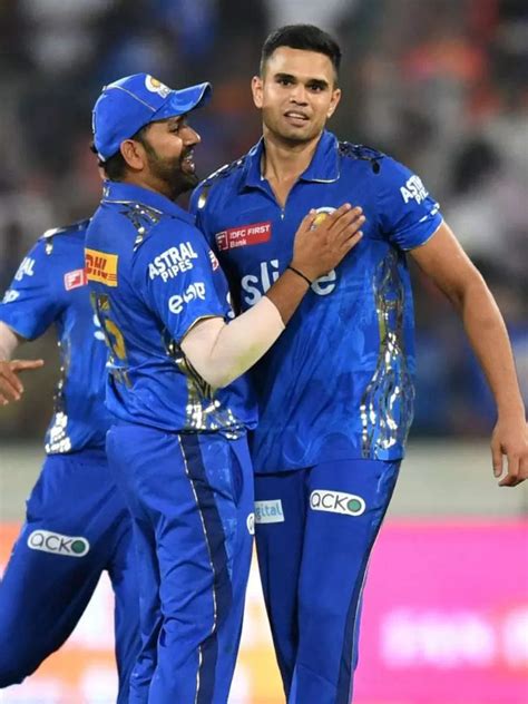 कभी सचिन को जीरो पर आउट करके हीरो बने थे भुवी, अब अर्जुन ने किया शिकार ...