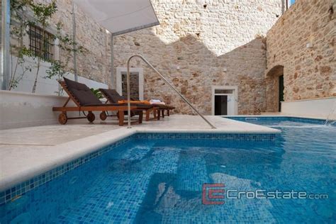 Croazia,Brac - Casa in pietra nel centro del paese con vista mare